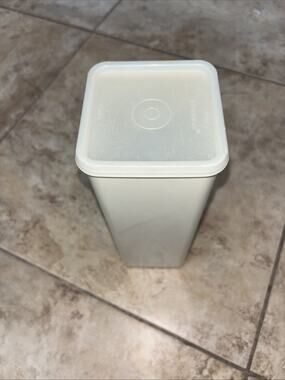 Vintage Tupperware Cracker Keeper 1696-4 Container 9 1/2" Tall Square With Lid